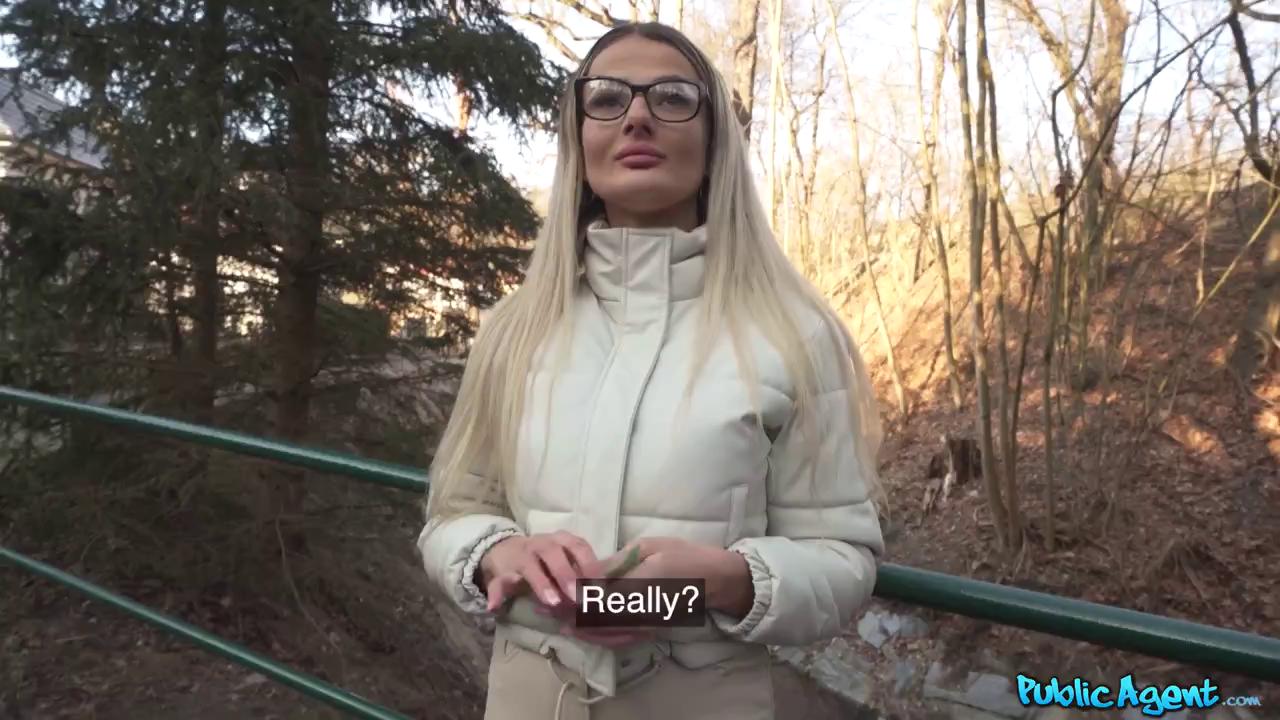 PublicAgent Maddy Black E936